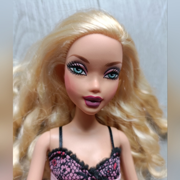 Mattel Myscene Doll - Rebel Style Kennedy from 2006 - Refurbished - Picture 2 of 7